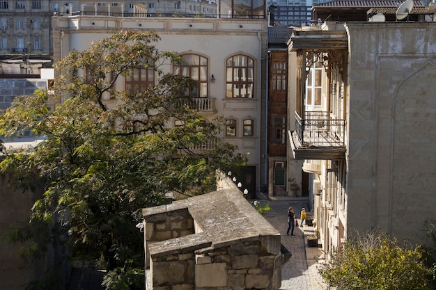 Ein Blick auf die Stadt Baku von der Spitze des Gebäudes