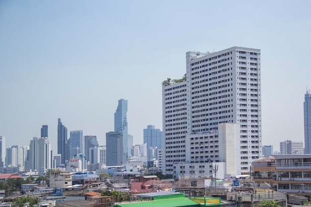 Ein Blick auf die Stadt Bangkok mit der Skyline der Stadt im Hintergrund.