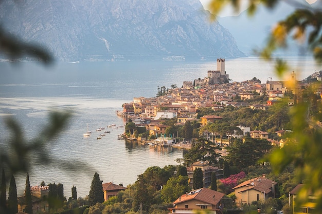 Ein Blick auf die Stadt Garda vom Hügel