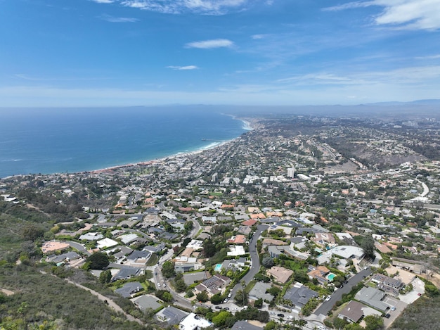 Ein Blick auf die Stadt Laguna Beach von der Spitze eines Hügels