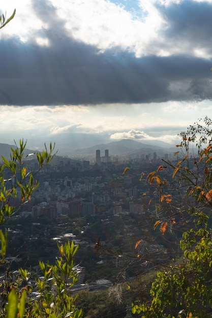 Ein Blick auf die Stadt Santiago von den Bergen