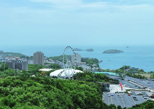 Ein Blick auf die Stadt Sentosa mit einem Riesenrad im Vordergrund.