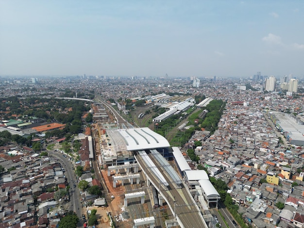 Foto ein blick auf die stadt vom dach des bahnhofs