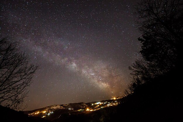 Ein Blick auf die Sterne der Milchstraße mit einem Berggipfel im VordergrundPerseiden-Meteorschauer