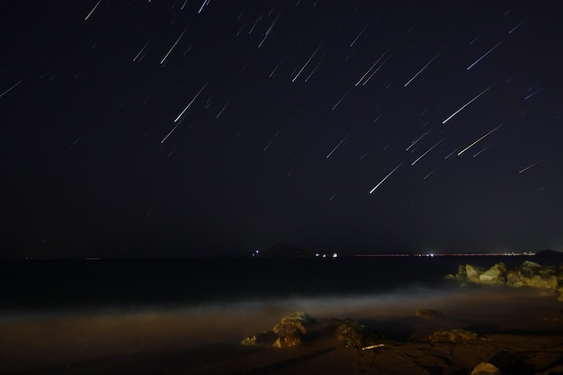 Ein Blick auf die Sterne der Milchstraße mit einem Berggipfel im VordergrundPerseiden-Meteorschauer