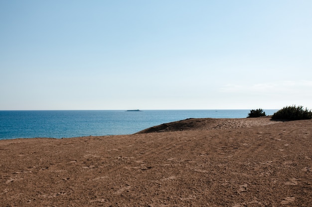 Ein Blick auf Dünen am Strand