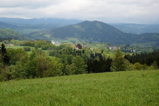 Ein Blick auf ein Dorf in den Bergen