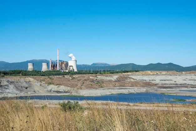 Ein Blick auf ein Kraftwerk mit einem See im Vordergrund