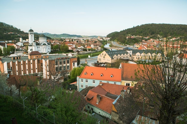 Ein Blick auf eine Stadt mit einer Kirche im Hintergrund