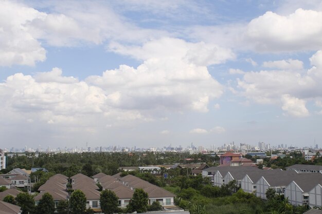 Ein Blick auf eine Stadt vom Dach eines Gebäudes.