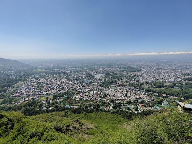 Foto ein blick auf eine stadt von einem hügel