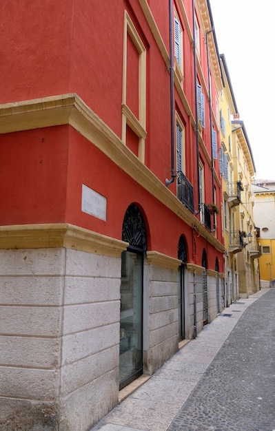 Ein Blick auf eine Straße von Verona in Italien