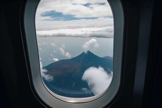 Ein Blick auf einen Berg aus einem Flugzeugfenster.