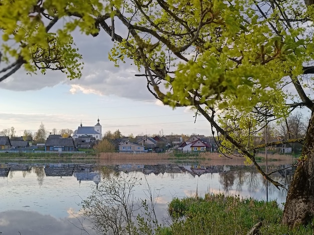 Ein Blick auf einen Fluss mit einer Kirche im Hintergrund