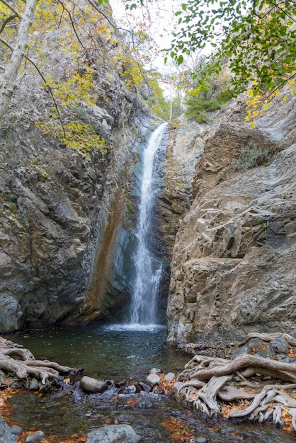 Ein Blick auf einen kleinen Wasserfall im Troodos-Gebirge auf Zypern