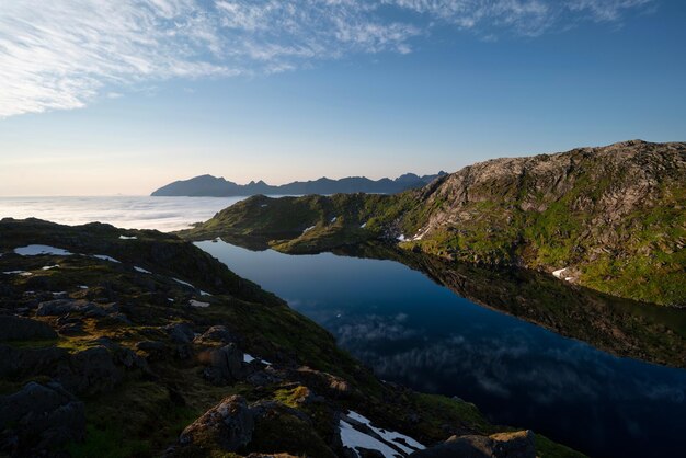 Foto ein blick auf einen see von der spitze eines berges