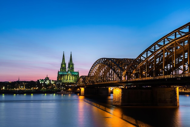 Ein Blick auf Hohenzollern und Kölner Dom und bei Sonnenuntergang in Deutschland. Mit einem 5D Mark III nach draußen genommen.