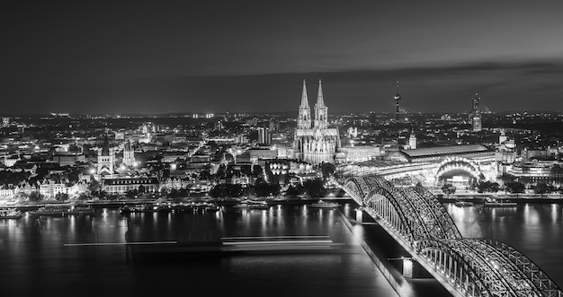 Ein Blick auf Köln bei Nacht in Schwarz-Weiß-Farben. Mit einem 5D Mark III nach draußen genommen.