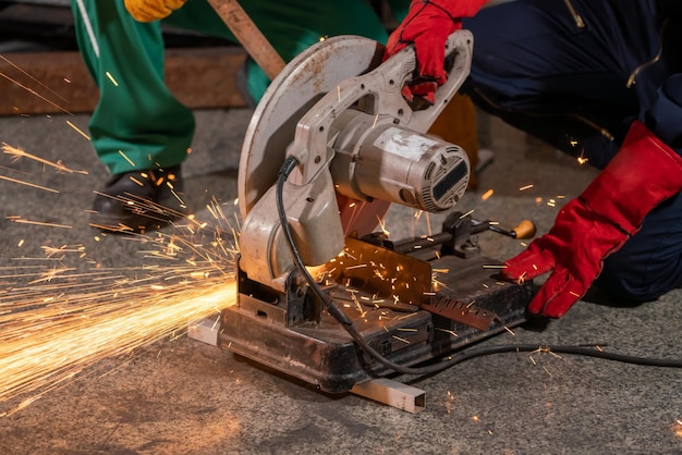 Ein Blick auf Männer, die an Metall arbeiten, aus einem niedrigen Winkel