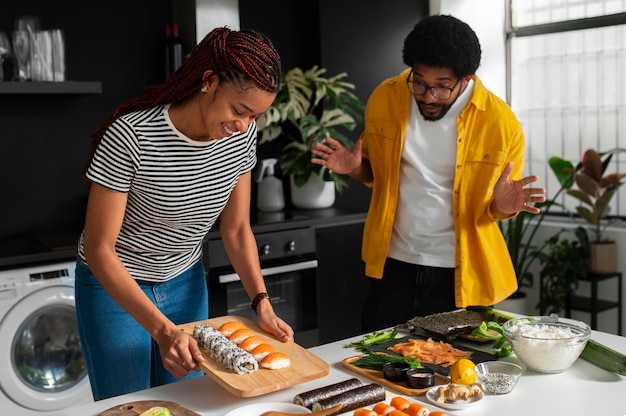 Ein Blick auf Menschen, die lernen, wie man traditionelles Sushi zubereitet