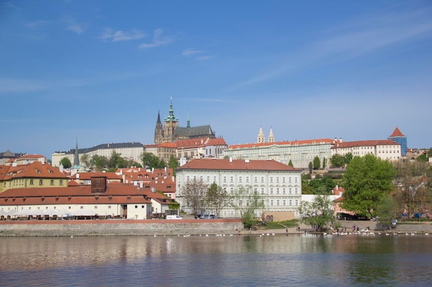 Ein Blick auf Prag vom Fluss aus