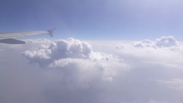 Ein Blick auf Wolken aus dem Flugzeugfenster.