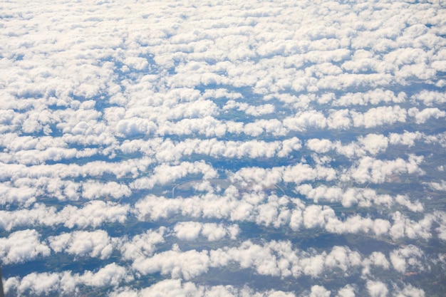 Ein Blick auf Wolken aus einem Flugzeugfenster.