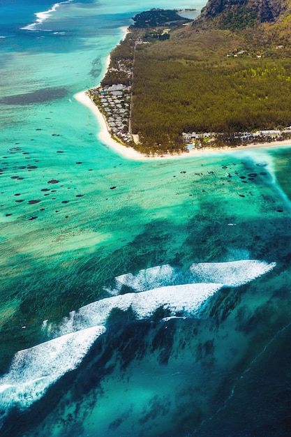 Ein Blick aus der Vogelperspektive auf Le Morne Brabant, ein UNESCO-Weltkulturerbe. Korallenriff der Insel Mauritius. Sturmwolke.