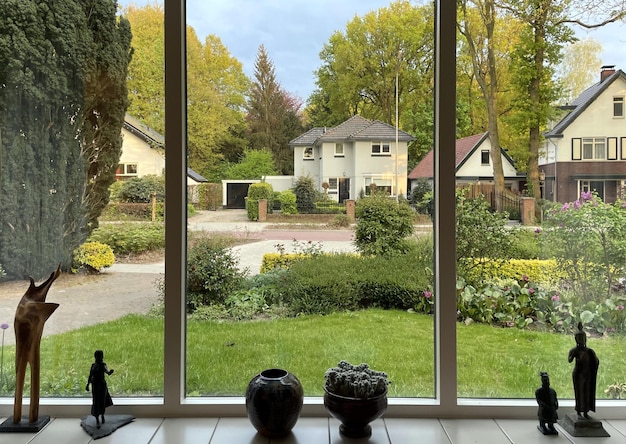 Ein Blick aus einem Fenster auf eine Straße im Frühling