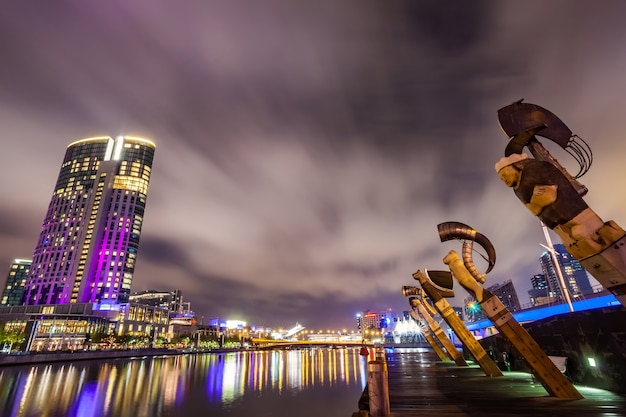 Foto ein blick über den yarra river am wahrzeichen von melbourne downtown während der stadt ni