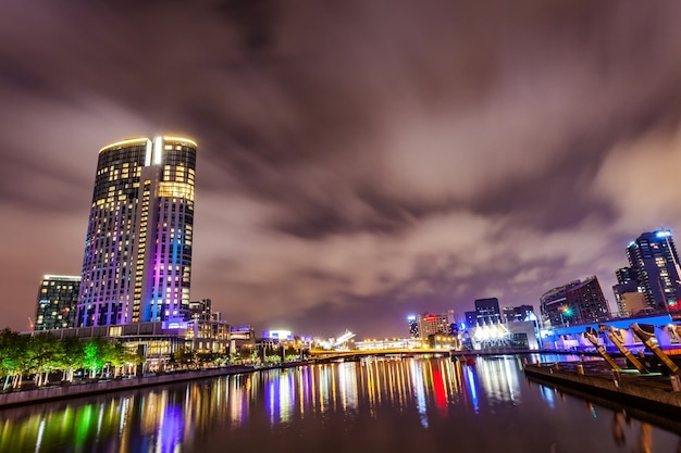 Ein Blick über den Yarra River am Wahrzeichen von Melbourne Downtown während der Stadt Ni