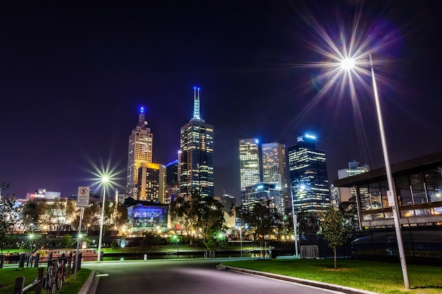 Foto ein blick über den yarra river am wahrzeichen von melbourne downtown während der stadt nig