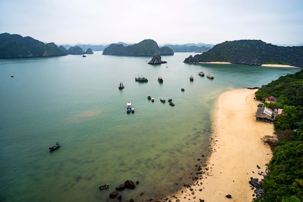 Ein Blick über die Bucht von Halong von der Spitze der Affeninsel