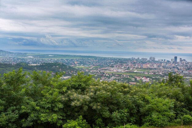 Ein Blick über eine Stadt am Schwarzen Meer