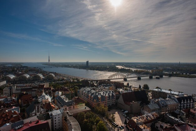 Ein Blick von oben auf den Fernsehturm in Riga.