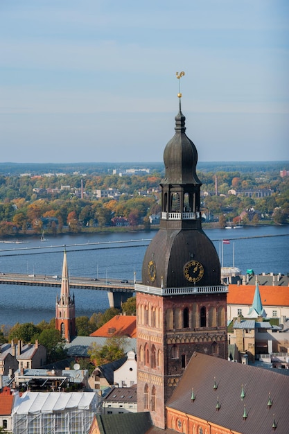 Ein Blick von oben auf die Brücke über die westliche Dwina in Riga.