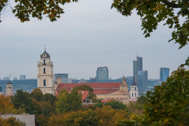 Ein Blick von oben auf die Kirchen in Vilnius.