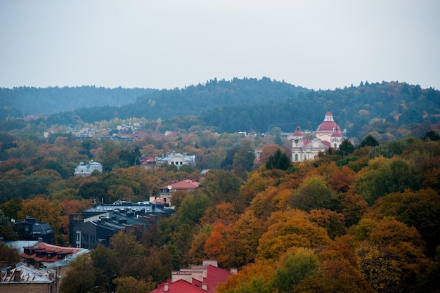 Foto ein blick von oben auf die kirchen in vilnius.