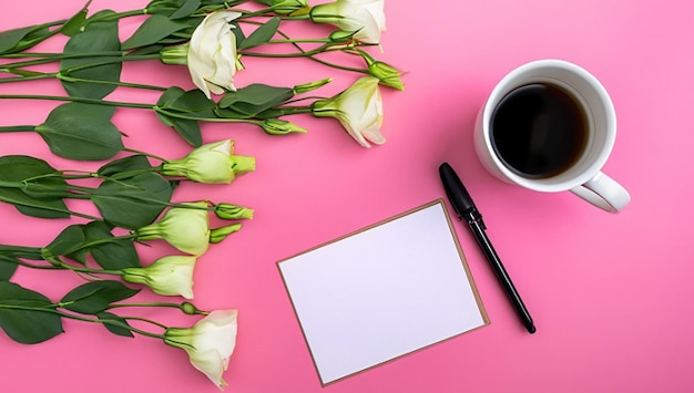 Ein Blick von oben auf Eustoma-Blüten mit Tagebuch, Stift und Kaffeetasse auf rosa Hintergrund.