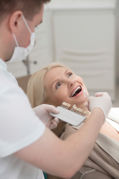 Foto ein blonder patient bei einer zahnbehandlung bei den ärzten