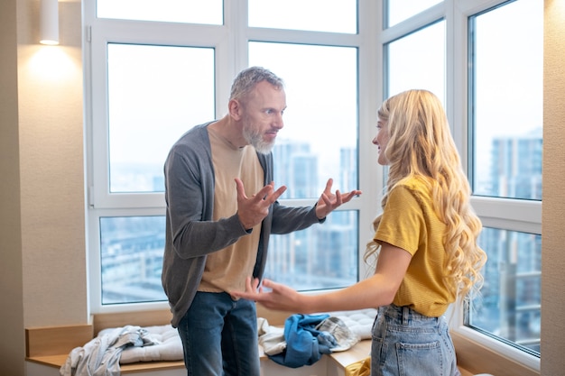 Ein blondes Mädchen, das sich bei einem Streit mit ihrem Vater aufregt