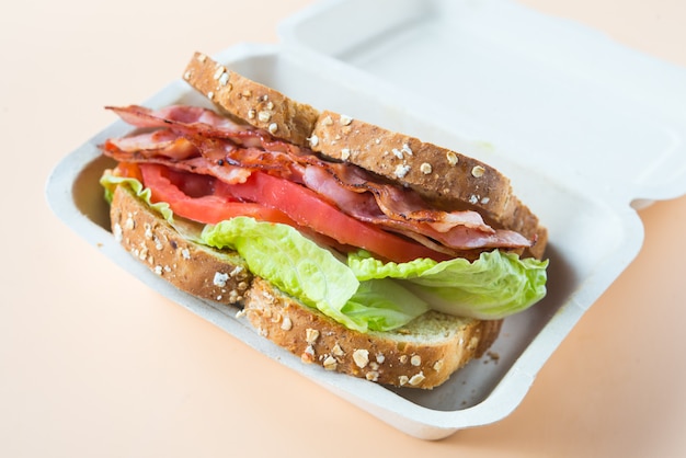 Ein BLT ist eine Art Sandwich, benannt nach den Initialen seiner Hauptzutaten Speck, Salat und Tomate