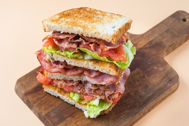 Ein BLT ist eine Art Sandwich, benannt nach den Initialen seiner Hauptzutaten Speck, Salat und Tomate