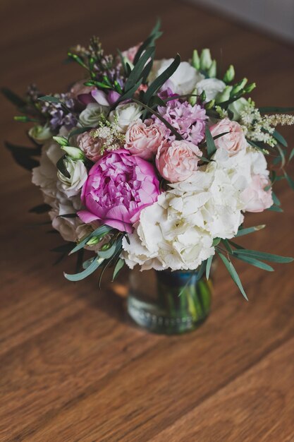 Ein Blumenstrauß auf dem Tisch in einer Vase 8819