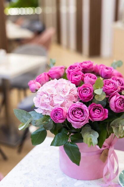 Ein Blumenstrauß auf dem Tisch und eine Tasse Kaffee