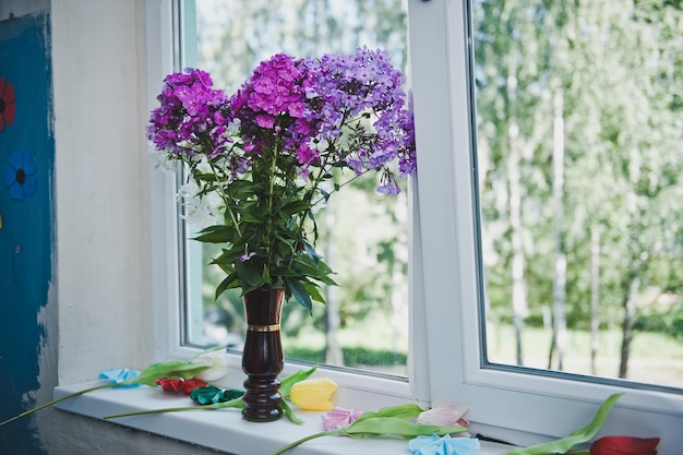 Ein Blumenstrauß auf der Fensterbank 4799