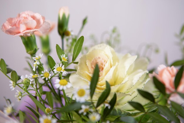 Ein Blumenstrauß aus zarten, verschiedenen Farben von beigefarbenem Nahaufnahmefoto