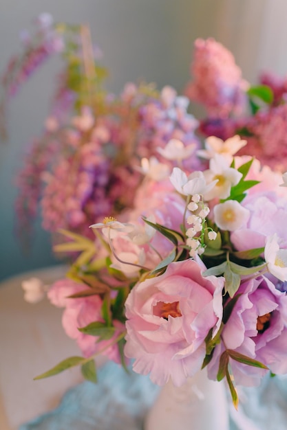 ein Blumenstrauß für einen Feiertag eine Hochzeit in zarten Pastellfarben als Dekoration oder Tischdeko