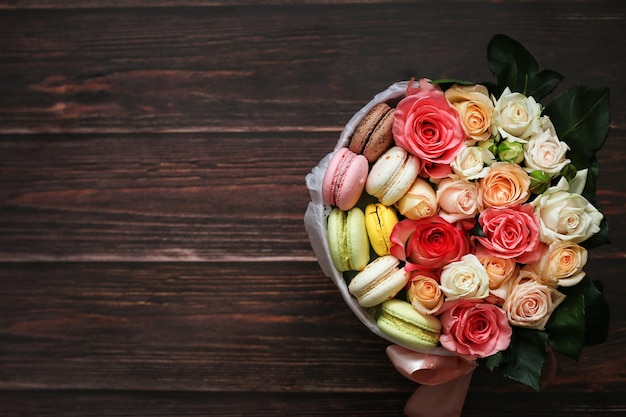 Ein Blumenstrauß in einem Korb auf einem hölzernen Hintergrund