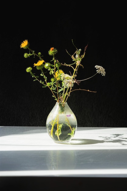 Ein Blumenstrauß in einer Glasvase auf dem Tisch